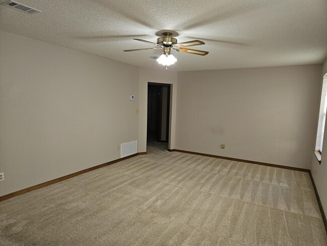 Building Photo - 7854 Pleasant Oaks Ave