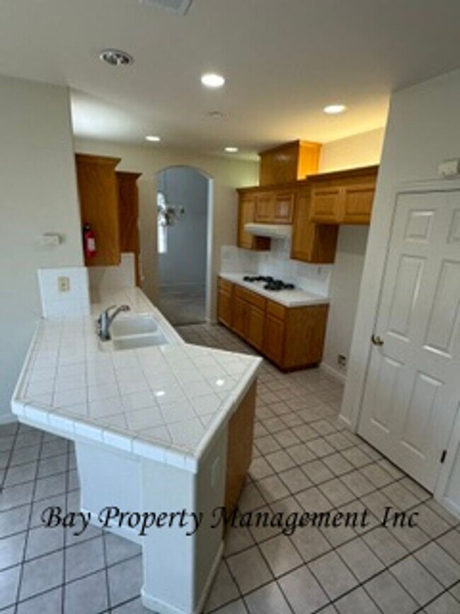 Building Photo - **Spacious 4 Bedroom Home with Vaulted Ceilings & Large Backyard – North Salinas**