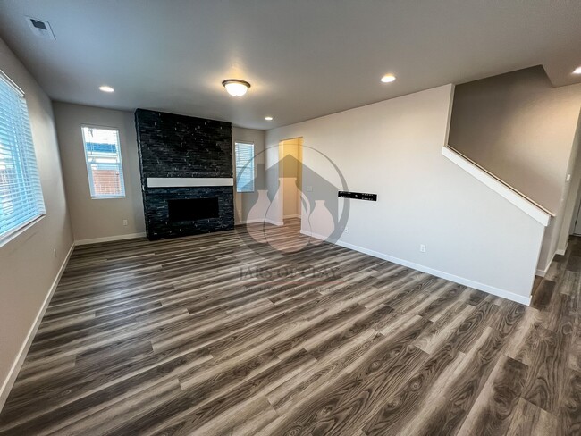 Building Photo - Move in Special- $500 off first full month...