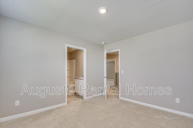 Building Photo - 560 Post Oak Ln