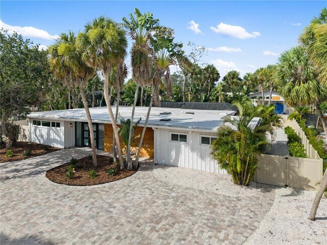 Building Photo - 4879 Commonwealth Dr