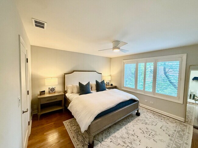 Building Photo - 747 W Dickens Ave