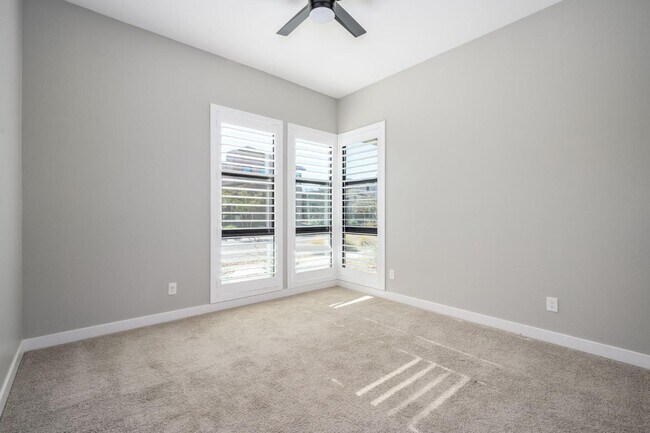 Building Photo - 824 E Monte Wy