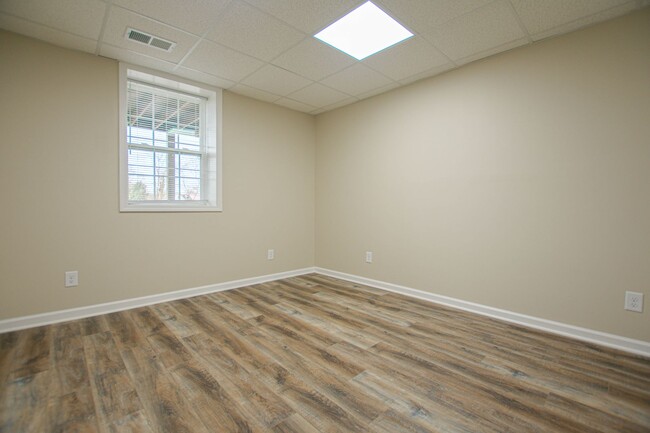 Building Photo - Pet Friendly One Bedroom!