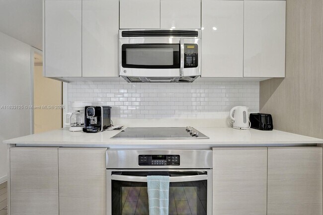 Building Photo - 2600 E Hallandale Beach Blvd
