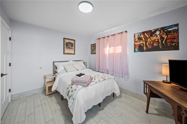 Building Photo - 1202 SW B St