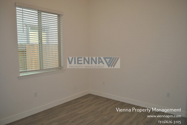 Building Photo - 2128 Somers St