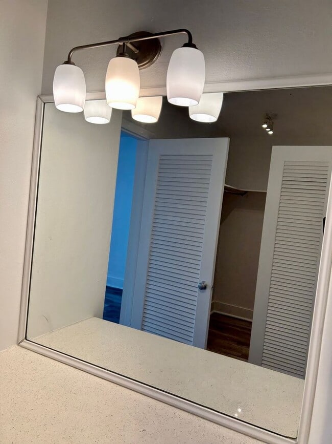 Building Photo - Spacious Studio Beach House Condo!