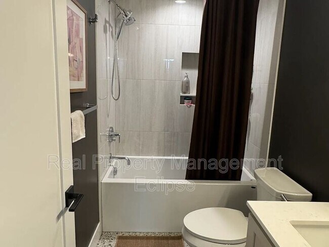 Building Photo - 2528 27th Ave W