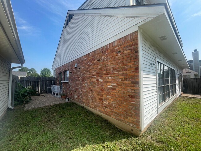 Building Photo - Sought after location so hurry!