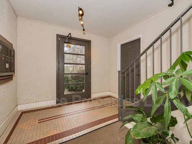 Building Photo - 211 N Dotger Ave