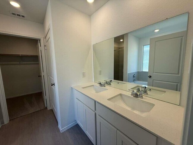 Building Photo - 577 Sormonne Lp