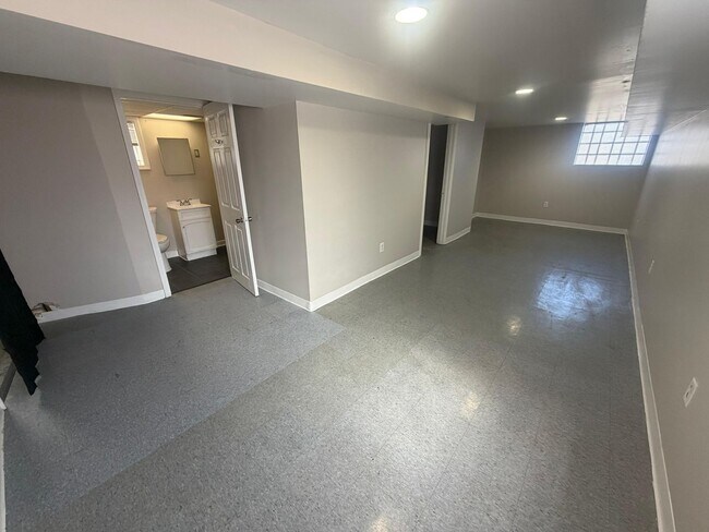 Building Photo - For rent - Spacious 3 Bed / 2 Bath Home