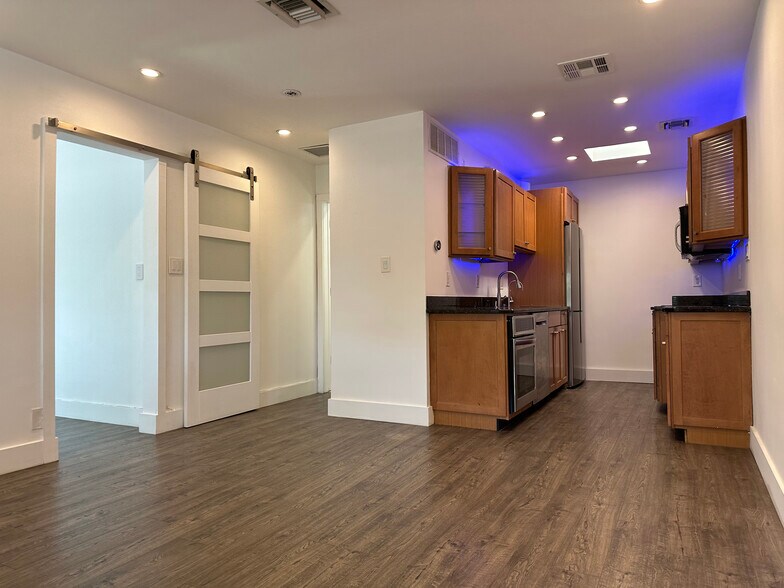 Building Photo - 1008 NE 11th St