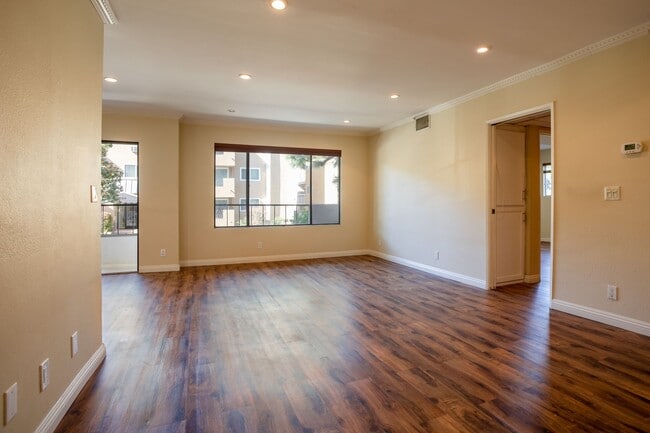 Building Photo - Updated West Hollywood Condo