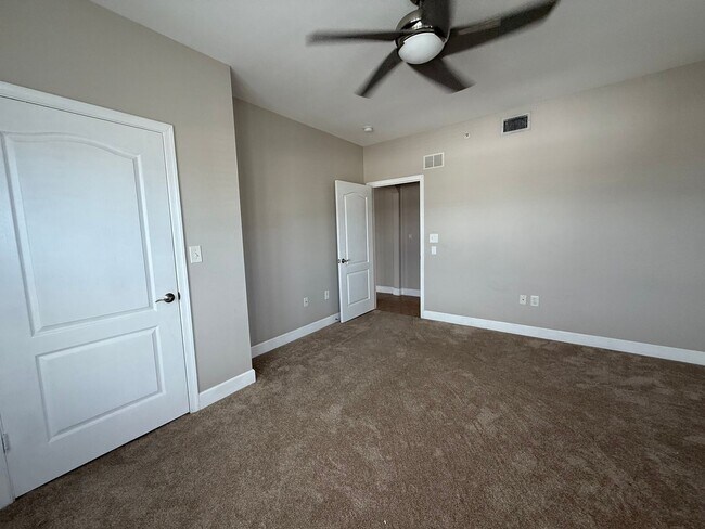 Building Photo - Spacious 2/2 Condo with Waterview in River...