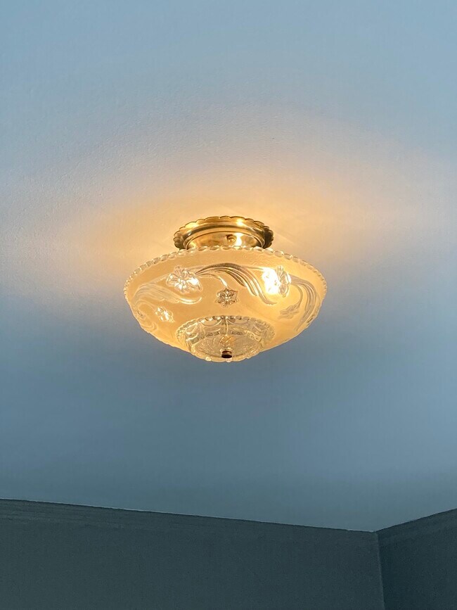 Bed 2 antique fixture - 903 E 2nd St