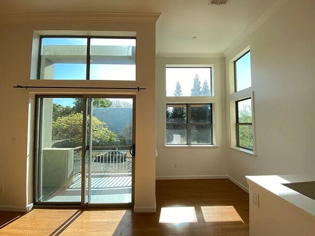 Building Photo - 2 Bedroom 2 Bathroom Home in West Sac