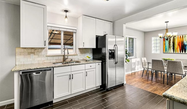 Building Photo - Furnished 3 bedroom 1 bathroom apartment