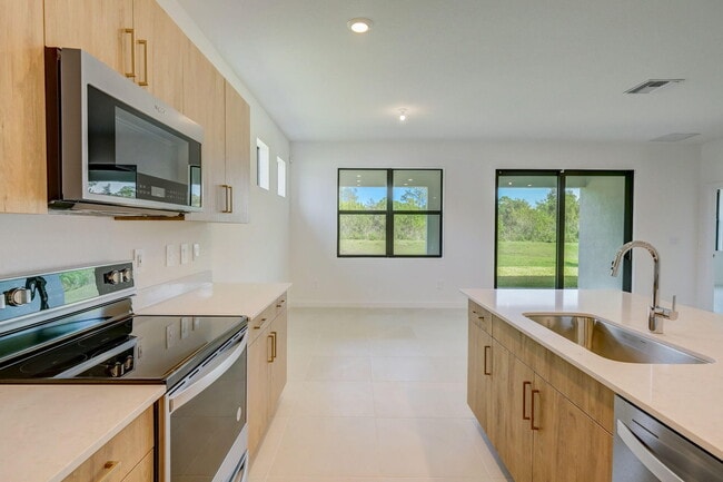Building Photo - 5946 SE Sky Blue Cir