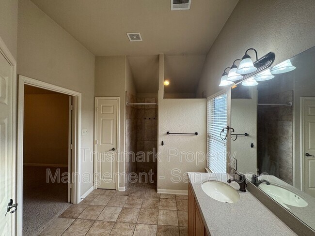 Building Photo - 450 Flippin Estates