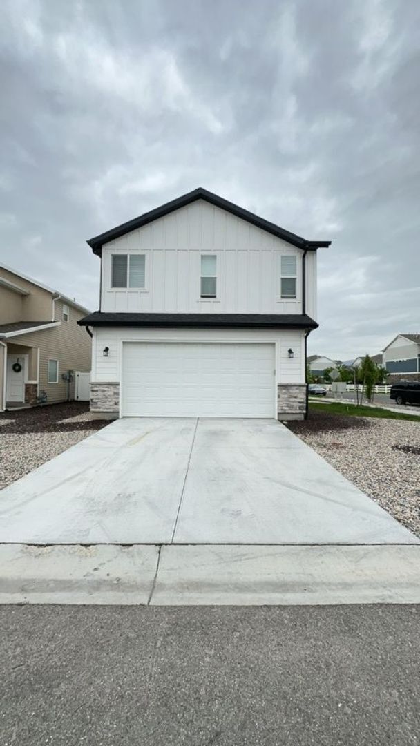 Building Photo - Lovely NSL Townhome - available this month!