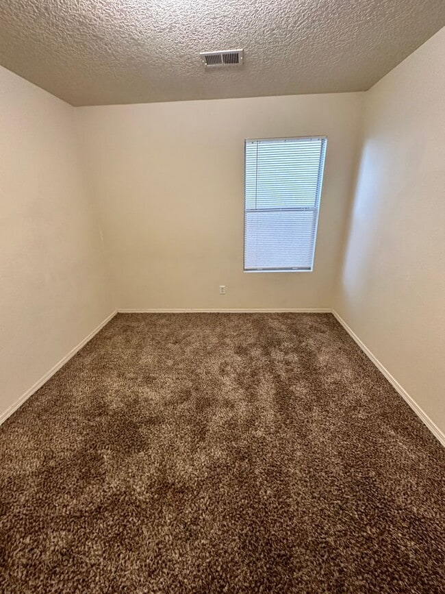Building Photo - 4 bed 2 bath home in Huning Ranch