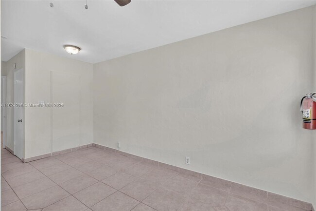 Building Photo - 930 N 16th Ave