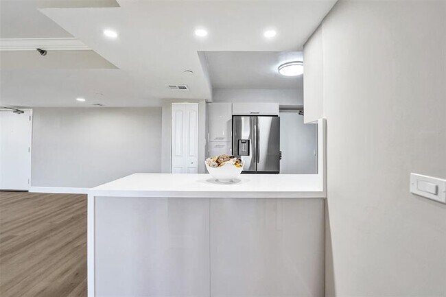 Building Photo - 3200 Port Royale Dr N