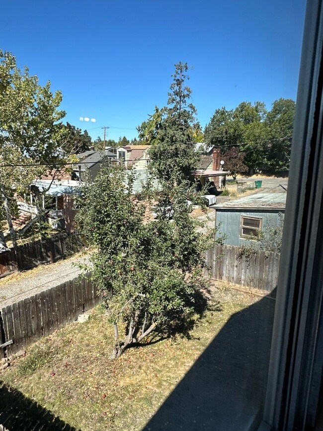 Building Photo - Lincoln Duplex