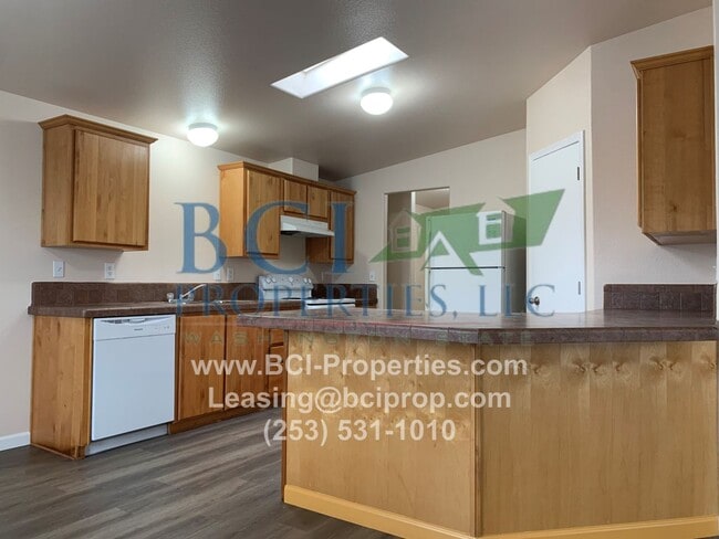 Building Photo - 3 BEDROOM, 2 BATH AVAILABLE $1795.00