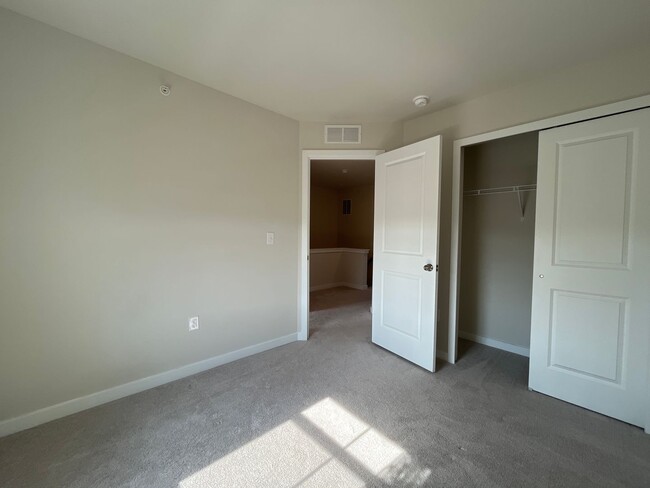 Building Photo - Beautifully maintained 3-bedroom, 2.5-bath...