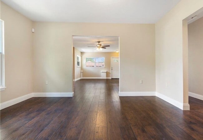 Building Photo - 1042 W 10th St