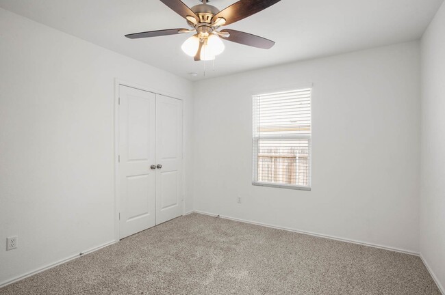 Building Photo - Spacious 3/2 in Kyle with oversized garage