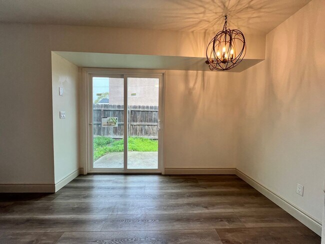 Building Photo - Riverside