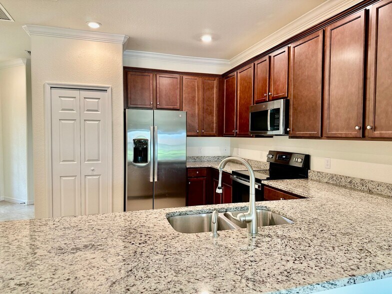 Building Photo - 1823 Alameda Dr