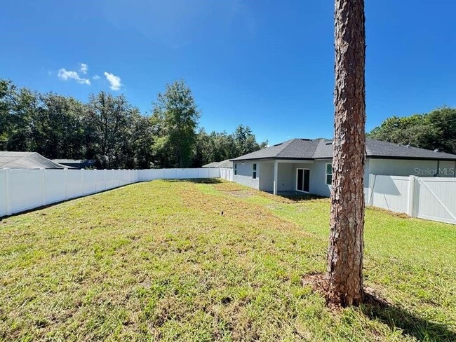 Building Photo - 8419 N Saxon Way