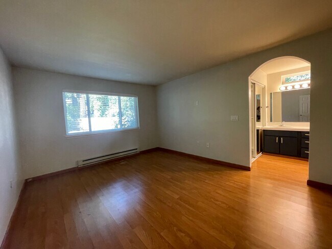 Building Photo - RARE Lake Oswego Bay Community 2Bd/2Ba in ...
