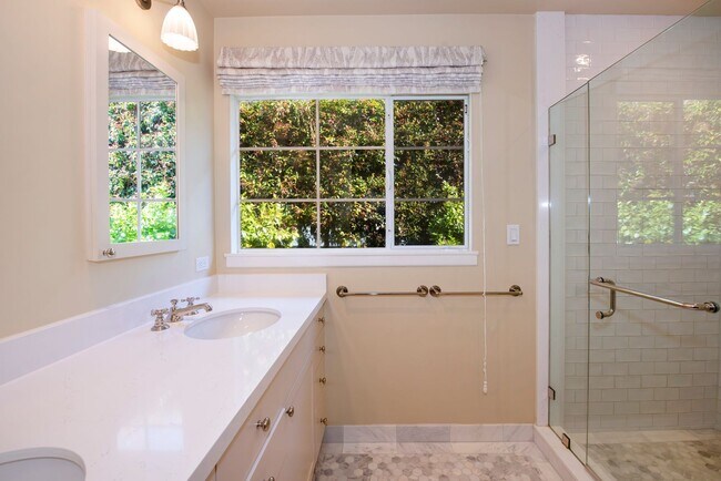 Building Photo - Spacious 3bd/2.5bth Remodeled Mesa Home!