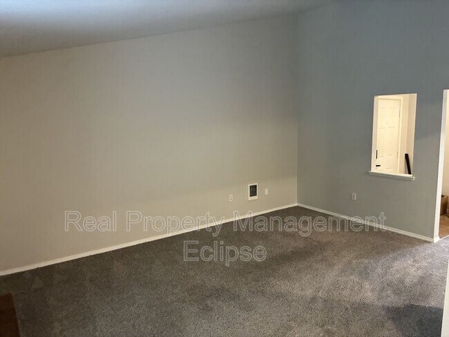 Building Photo - 15433 Country Club Dr