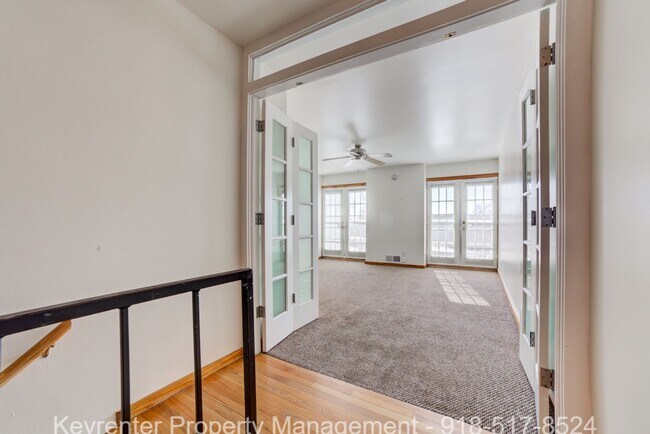 Building Photo - 2 Bed 2.5 Bath Right off Cherry Street!!