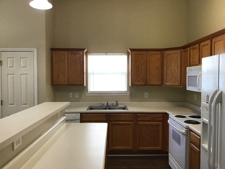 Building Photo - 383 Chadwick Cmns