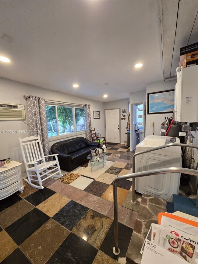 Building Photo - 3083 SW 17th St