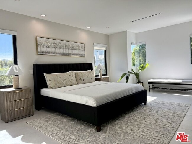 Building Photo - 201 S Bedford Dr