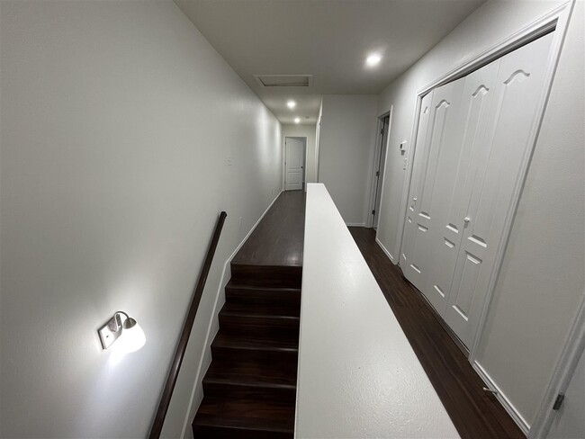 Building Photo - 235 Welland Dr