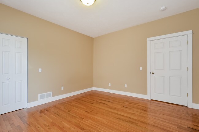 Building Photo - 422 Cadwell Ave NW