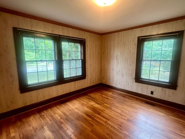 Building Photo - Three bedroom, 1 bath house with studio apartment in Burlington