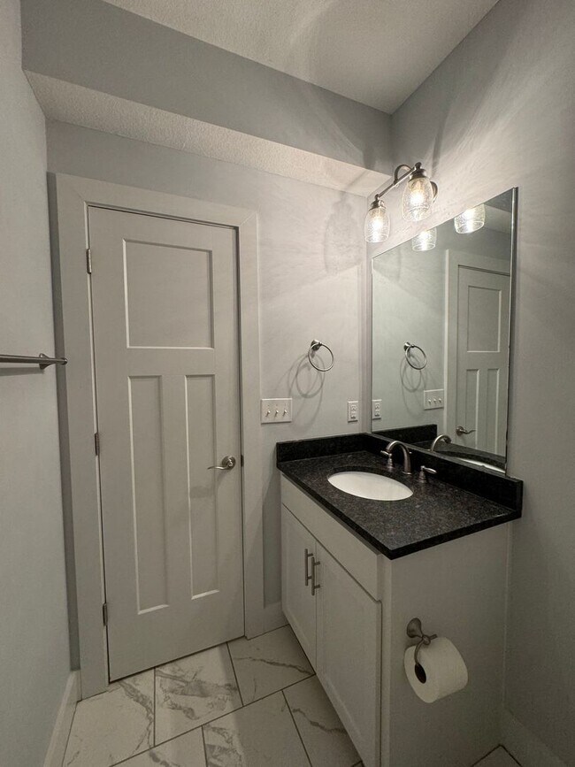 Building Photo - 4 Bedroom, 3 1/2 bathroom in Olathe!
