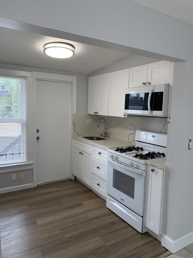 Building Photo - 801 Dobbins St