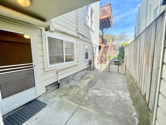 Building Photo - 2624 Sutter St